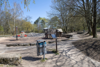 Blick von Westen über einen leeren Spielplatz an einem sonnigem Tag.