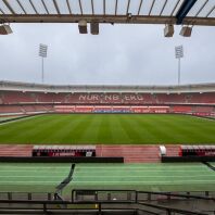 Blick von der Tribüne auf den Rasenplatz vom Max-Morlock-Stadion