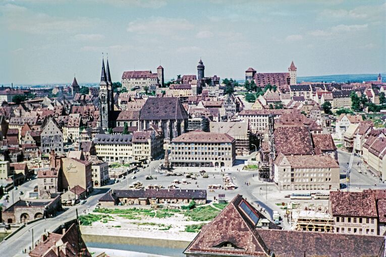 Die nördliche Altstadt vom Turm der Lorenzkirche aus aufgenommen. Noch kennzeichnen zahlreiche Brachflächen die Innenstadt. Foto Hochbauamt, um 1956. (StadtAN A 55 Nr. I-35-6-6)