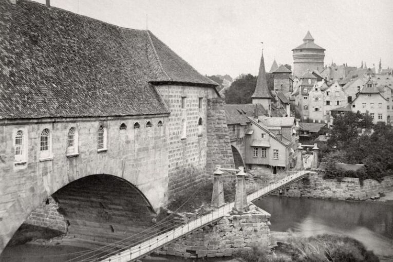 Ausblick von der Unteren Kreuzgasse auf den Kettensteg und die Fronveste. Foto Ferdinand Schmidt, um 1909. (Stadtarchiv Nürnberg A 47/III Nr. KS-133-52)