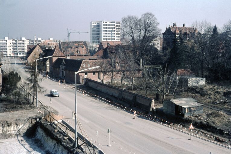 Das Tucherschloss in Schoppershof. Im Hintergrund ragen die neuen Wohnhausbauten an der Carl-von-Linde-Straße und der Elbinger Straße hervor. Foto Hochbauamt, März 1963. (StadtAN A55 Nr. II-13-11-1)