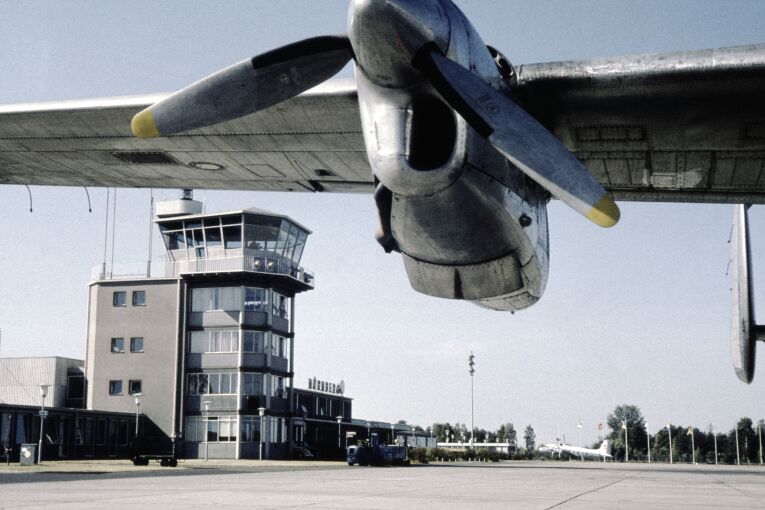 Der alte Tower am Flughafen. Am 6. April 1955 wurde der Flughafen im gut sechs Kilometer vom Zentrum entfernten nördlichen Stadtteil Kraftshof eröffnet. Er war der einzige der damals elf internationalen Verkehrsflughäfen in Deutschland, der nach 1945 auf neuem Gelände erbaut wurde. Foto Hochbauamt, September 1959. (StadtAN A 55 Nr. II-16-1-7)