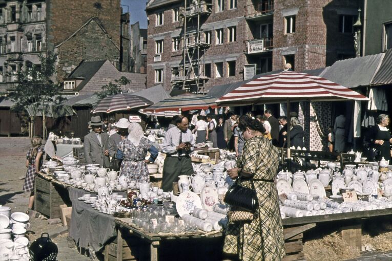 Stände am Herbstmarkt. Der Markt hat im Laufe seiner Geschichte nicht nur seinen Namen gewechselt – er wurde auch Häferlesmarkt und Herbstmesse genannt –, sondern auch immer wieder seinen Standort. Foto Hochbauamt, um 1950. (StadtAN A 55 Nr. I-16-3-2)