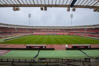 Blick von der Tribüne auf den Rasenplatz vom Max-Morlock-Stadion