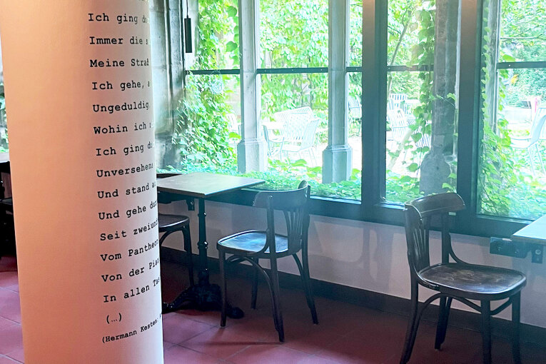 Zeitungscafe mit Blick in den Garten