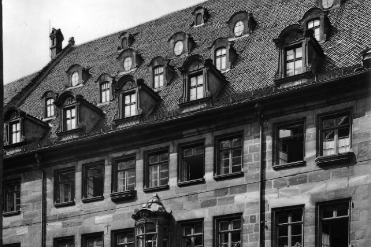 Historische Außenansicht des Gebäudes der heutigen Theresienstraße 7 in Nürnberg.Foto: Staatliche Bildstelle Berlin, um 1935 (StadtAN A 44 Nr. C-6163-1)