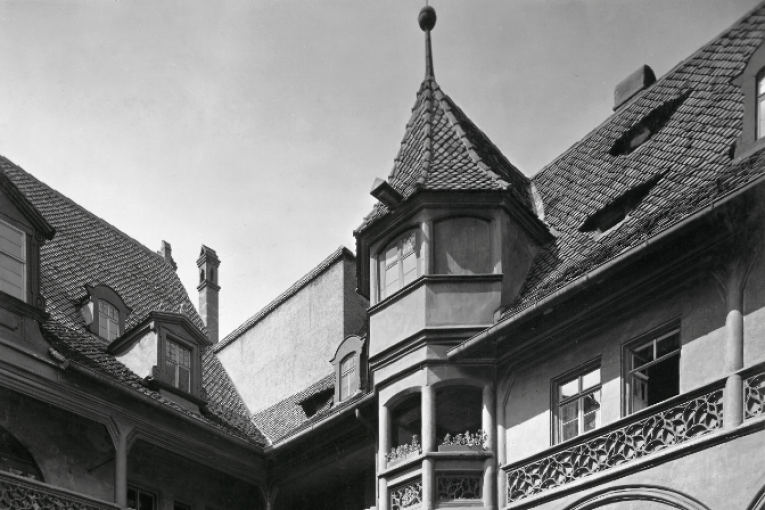 Historische Darstellung des Innenhofs des Gebäudes der heutigen Theresienstraße 7 in Nürnberg.Foto Staatliche Bildstelle Berlin, um 1935 (StadtAN A44 Nr. 6163-6B)
