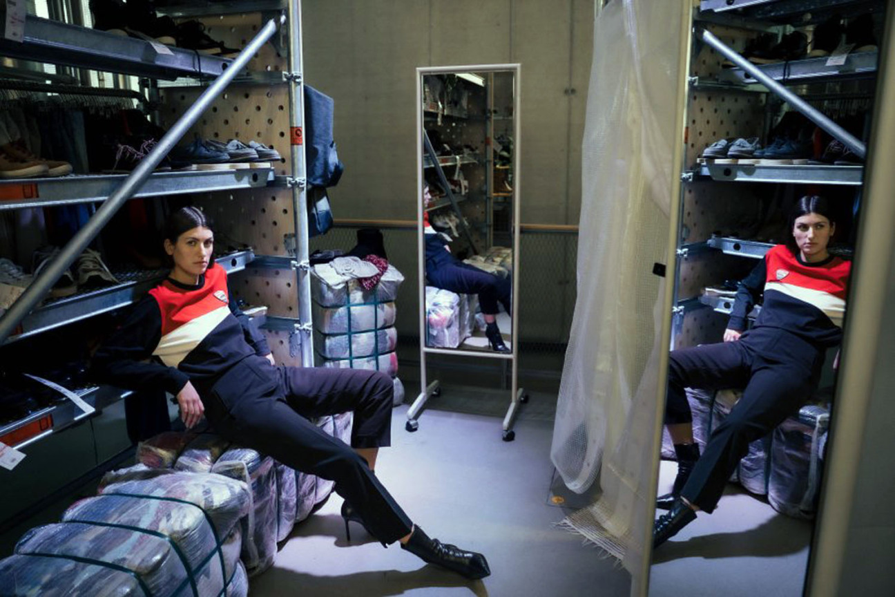 Bild © Jennifer Lynn Kremer Ein Fotomodel posiert in einer Gebrauchtkleiderkammer., Bild © Jennifer Lynn Kremer