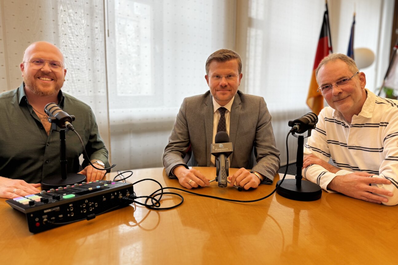 Stadtgespräch-Podcast mit OB Marcus König (Mitte) und den Funkhaus-Moderatoren Christian Wahle (links) und Stefan Grundler (rechts).