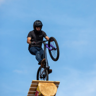 Mountainbike-Fahrer auf der Rampe