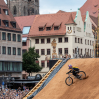 Biker bei Abfahrt auf dem Hauptmarkt