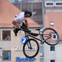 Slopestyle-Mountainbiker während Drehung