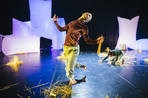 Tänzer der Compagnie co>labs auf der Bühne der Tafelhalle mit Pasta im Stück "Überdinge oder ein Himmel voller Pasta".
