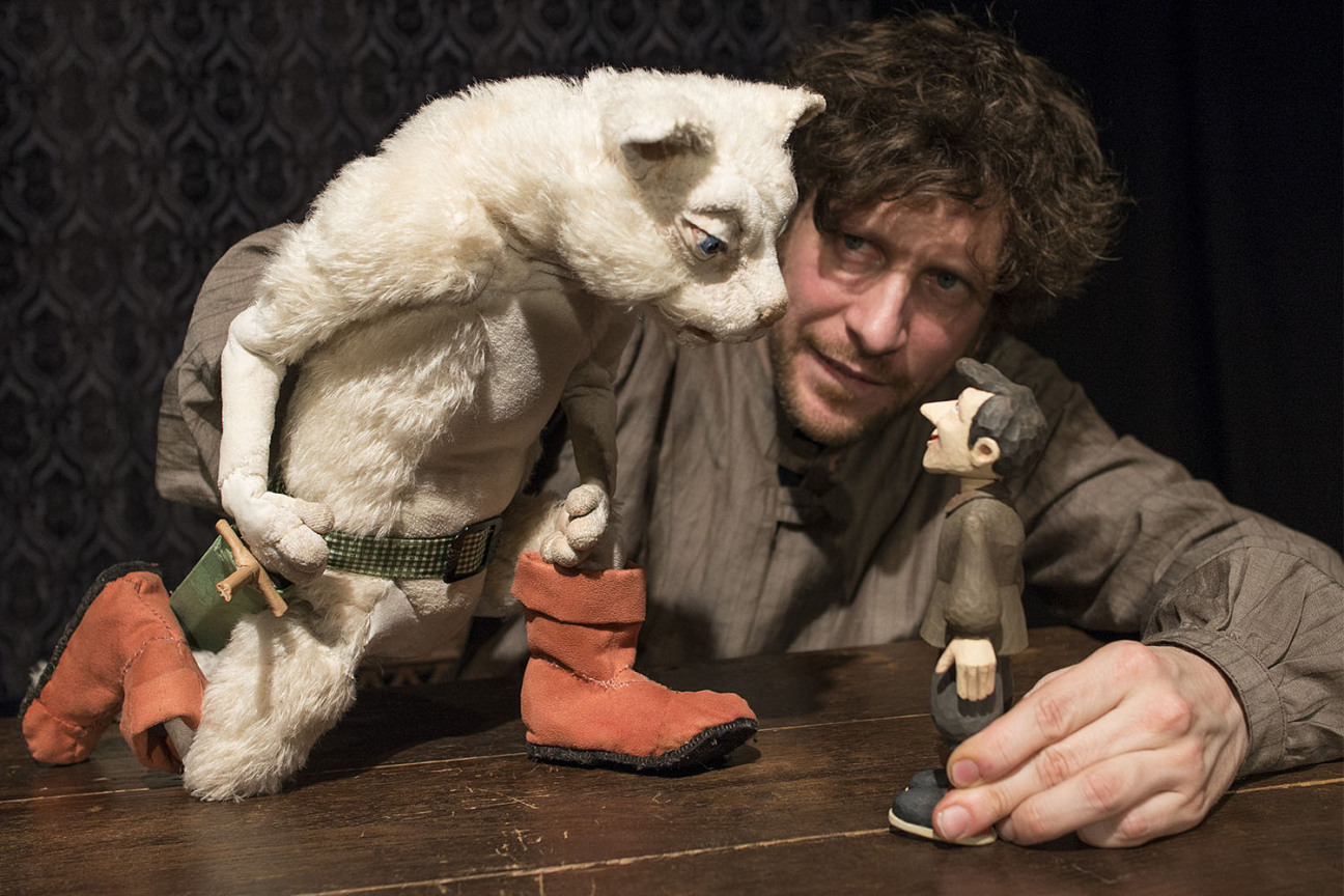 Bild © Klaus Zinnecker / Theater Zitadelle Schauspieler mit einer Handpuppe als gestiefeltem Kater und eine menschlicher Holzfigur, Bild © Klaus Zinnecker / Theater Zitadelle