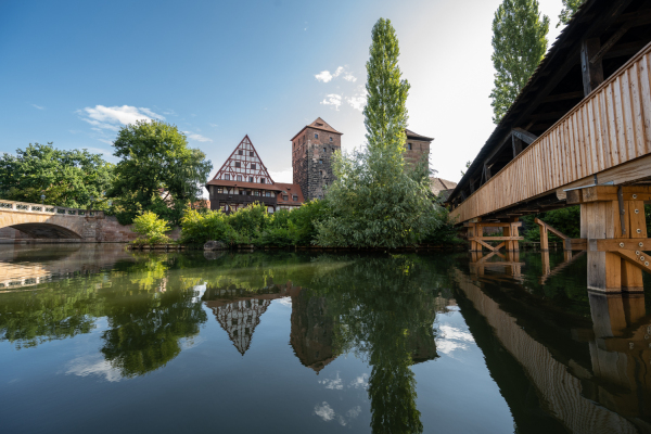 Blick auf Weinstadel und Henkersteg direkt vom Wasser der Pegnitz aus.