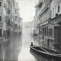 Früher litt Nürnberg immer wieder unter Hochwasserkatastrophen. Besonders schlimm traf es die Stadt im Februar 1909, als manche Altstadthäuser nur noch mit dem Boot zu erreichen waren.