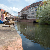 Auf der Liebesinsel kann man sich gut für ein Päuschen niederlassen. Am gegenüberliegenden Ufer nimmt ein Stollen bei Starkregen das Wasser auf und schützt so vor Hochwasser.