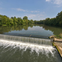 80 Meter breit ist das Betonwehr, über das die Pegnitz in den Wöhrder See fließt. Das Wasserwirtschaftsamt will es teilweise durch flache Stufen ersetzen, die Fische überwinden können.