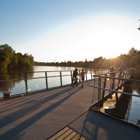 Der Wöhrder See hat seit 2012 eine Verjüngungskur bekommen. Zunächst entstand am Nordufer ein Boulevardsteg.