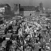 Auf der Insel Schütt fand seit 1917 der Großmarkt für Obst und Gemüse statt. Die Aufnahme entstand im März 1959, kurz vor dem Umzug an den heutigen Standort im Stadtteil Gaismannshof.