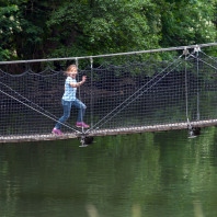 Die Wöhrder Wiese ist seit 1994 Heimat des Erfahrungsfelds zur Entfaltung der Sinne. Eine Seilbrücke verbindet die beiden Ausstellungsflächen diesseits und jenseits des Flusses.