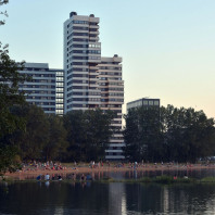 An der Norikusbucht können sich Sonnenanbeter künftig auf einer Uferwiese ausbreiten.