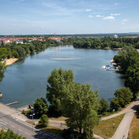 Als Naherholungsgebiet und zum Hochwasserschutz legte der Freistaat zwischen 1968 und 1981 den 2,5 Kilometer langen Stausee an.