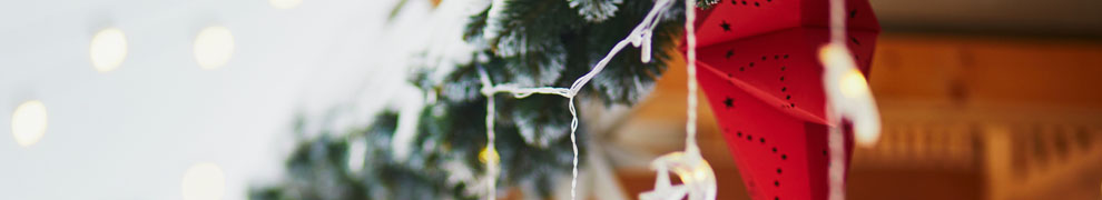 Weihnachtliche Dekoration an einem Stand auf einem Weihnachtsmarkt.