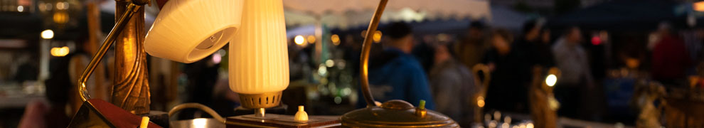 Nürnberger Trempelmarkt in der Nacht.