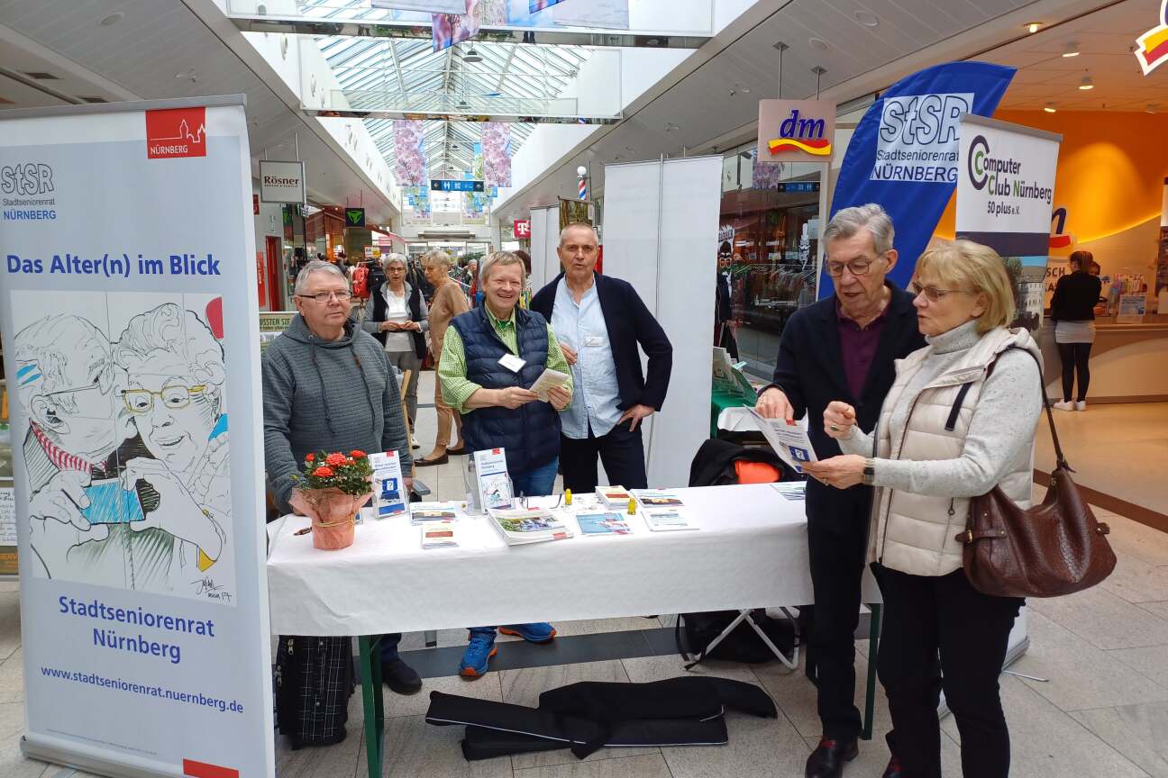 StSR-Stand am Seniorentag im Röthenbach Center (20.04.2024), Bild © Helmut Wich/ StSR Nürnberg