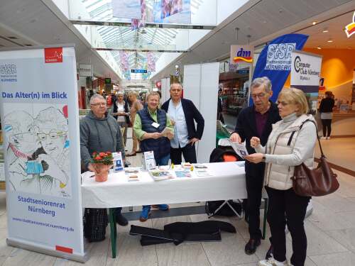 StSR-Stand am Seniorentag im Röthenbach Center (20.04.2024) © Helmut Wich/ StSR Nürnberg