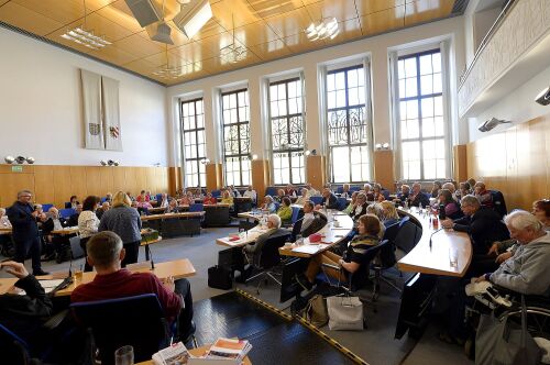© ©Anestis Aslanidis Der Stadtseniorenrat tagt im großen Sitzungssaal im Rathaus. © ©Anestis Aslanidis