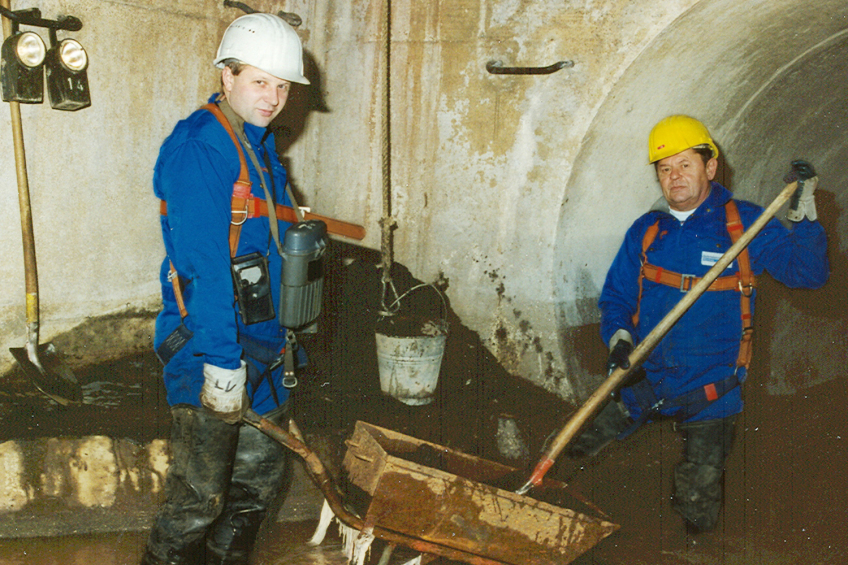 Reinigung eines Kanals mit Schaufel und Schubkarren © Claudia Oelsner