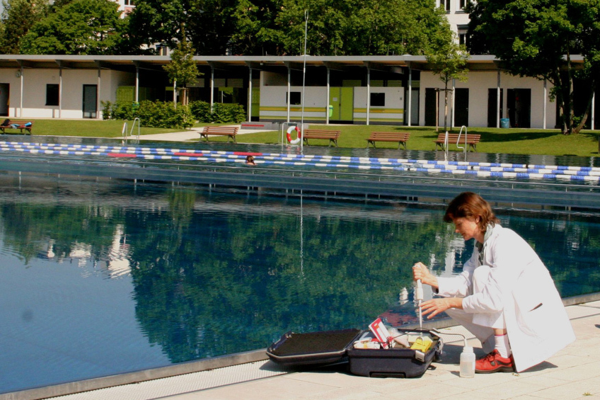 Wasserprobenahme in einem Schwimmbad © SUN