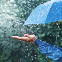 Blauer Regenschirm im Regen