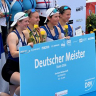 Mia Tetiwa (ganz links) bei der Siegerehrung zum Gewinn der Deutschen Meisterschaft im Vierer ohne der A-Juniorinnen in Essen am 23. Juni 2024.