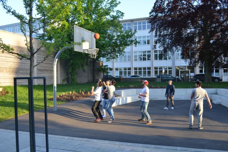 Arena und Basketballkorb des Kinder- und Jugendhauses TetriX