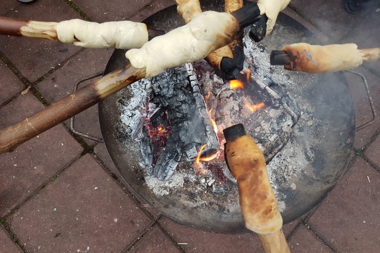 Brot gegart im Feuer