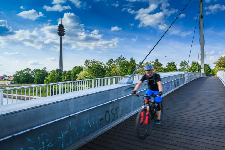 Radfahrer auf der Main-Donau-Kanal-Brücke