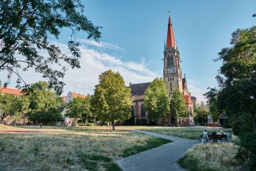 Blick auf die Kirche am Veit-Stoß-Platz