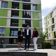 Umweltreferentin Britta Walthelm, wbg-Prokurist Frank Stücker und Sozialreferentin Elisabeth Ries mit weiteren Balkon-Solaranlagen im Hintergrund.