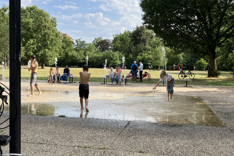 Die Fontänen des Wasserspiels bieten an heißen Tagen eine willkommene Abkühlung. Das Wasserspiel ist barrierefrei erreichbar.