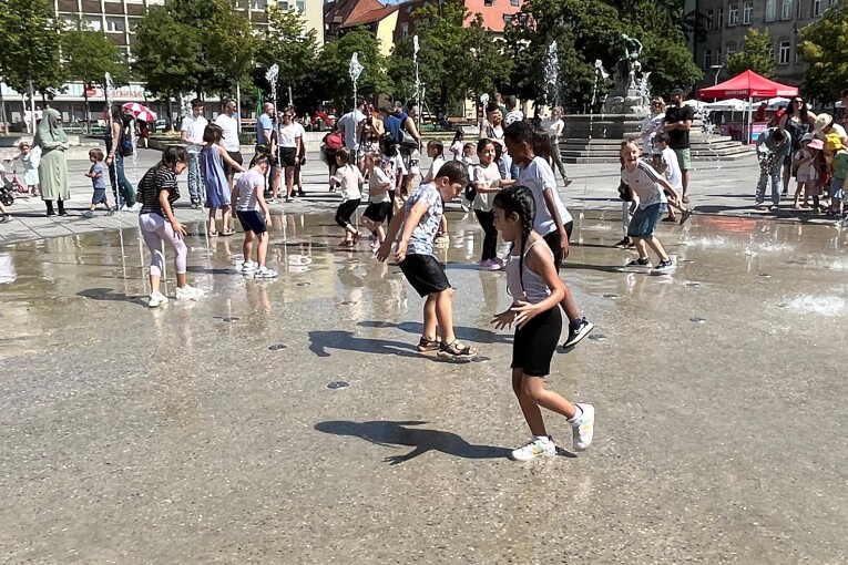 Kinder erfrischen sich am Aufseßplatz  an dem ebenerdigen Wasserspiel bestehend auf 49 Fontänen.