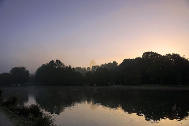 Versicherungsturm im Sonnenaufgang