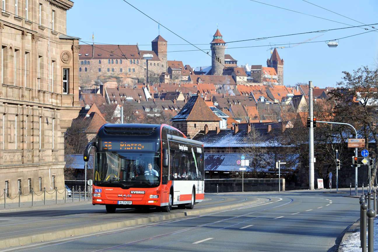 Bild © Peter Roggenthin / VAG Hybridbus fährt entlang des Spittlertorgrabens, im Hintergrund sieht man die Burg., Bild © Peter Roggenthin / VAG