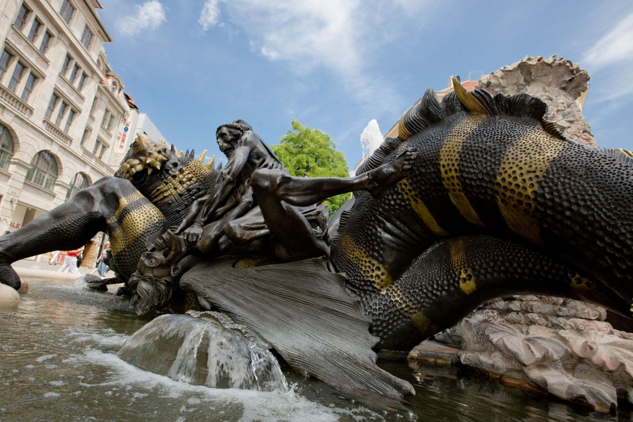 Bild © Ohne Bildnachweis Figuren auf dem Ehekarussell, Bild © Ohne Bildnachweis