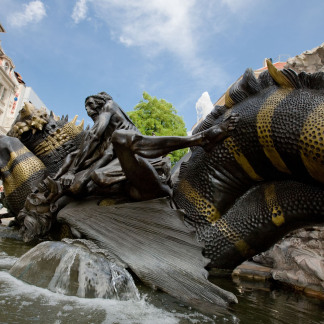 ( Bild: Birgit Fuder / Stadt Nürnberg ) Brunnenfiguren des Ehekarussells