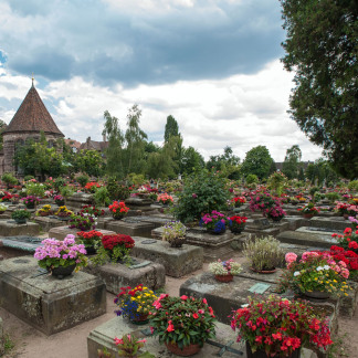 ( Bild: Christine Dierenbach / Stadt Nürnberg ) Blumengeschmückte Gräber auf dem Johannisfriedhof