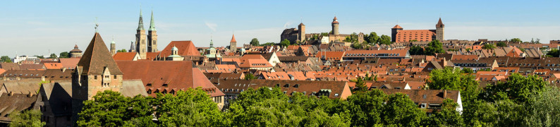 Blick über Nürnberg mit Kirchtürmen der Sebalduskirche und Kaiserburg im Hintergrund.