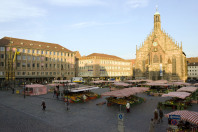 Blick auf die Frauenkirche und den Hauptmarkt.
